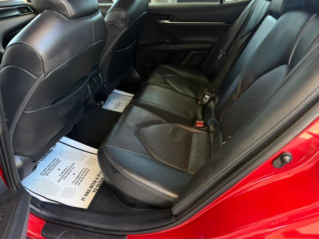 Toyota Camry Hybrid Vehicle Full-screen Gallery Image 14