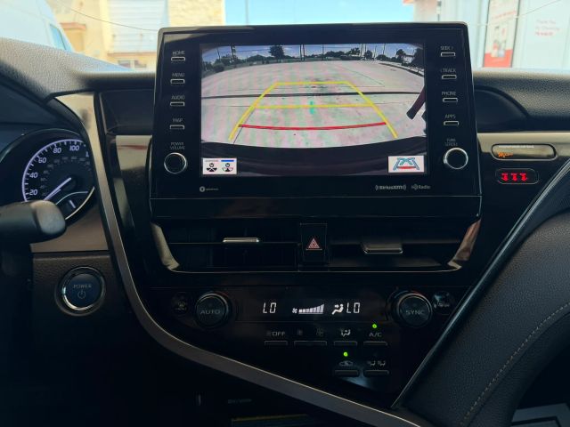 Toyota Camry Hybrid Vehicle Full-screen Gallery Image 15