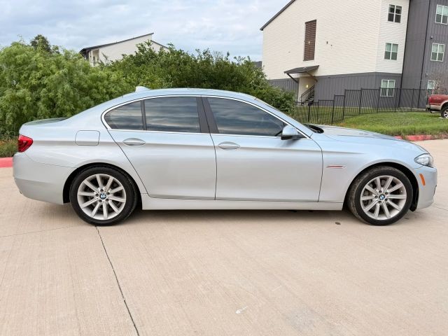 BMW 5 Series Vehicle Full-screen Gallery Image 07