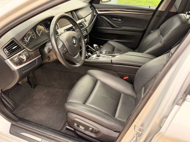 BMW 5 Series Vehicle Full-screen Gallery Image 10