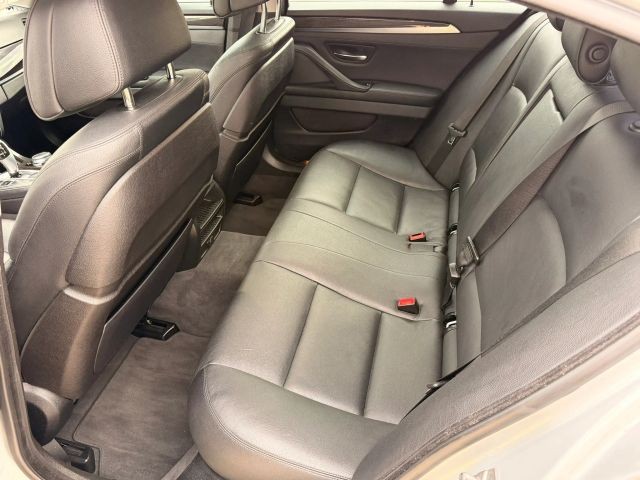 BMW 5 Series Vehicle Full-screen Gallery Image 11