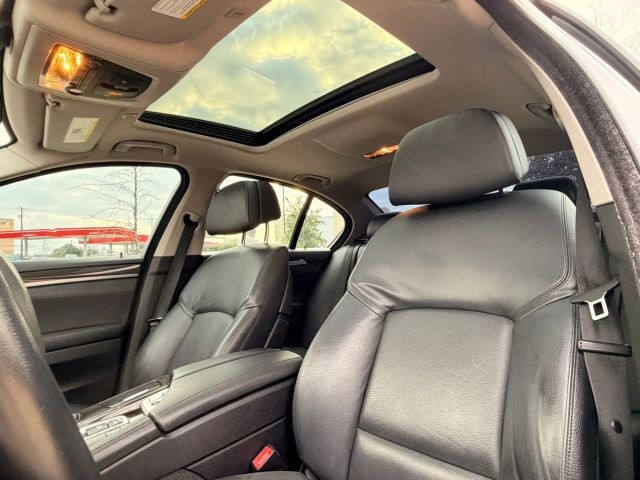 BMW 5 Series Vehicle Full-screen Gallery Image 12