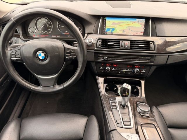 BMW 5 Series Vehicle Full-screen Gallery Image 13
