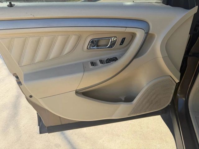 Ford Taurus Vehicle Full-screen Gallery Image 10