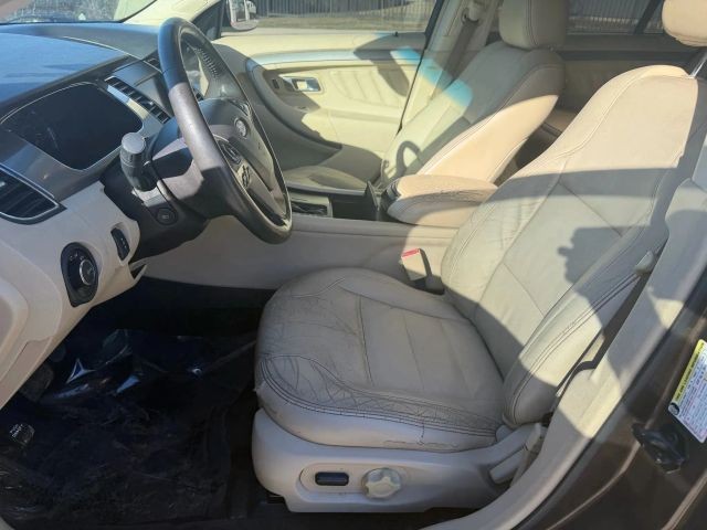 Ford Taurus Vehicle Full-screen Gallery Image 12