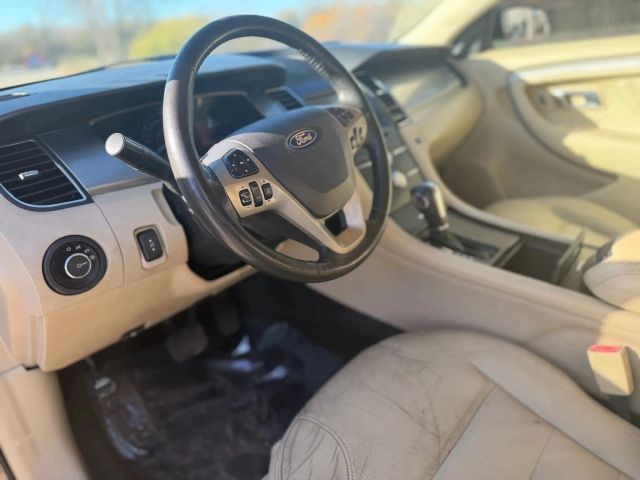 Ford Taurus Vehicle Full-screen Gallery Image 13