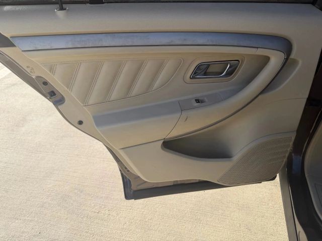 Ford Taurus Vehicle Full-screen Gallery Image 16