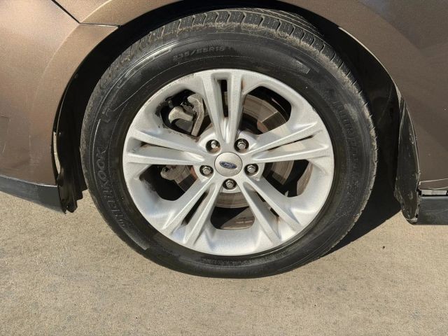 Ford Taurus Vehicle Full-screen Gallery Image 21