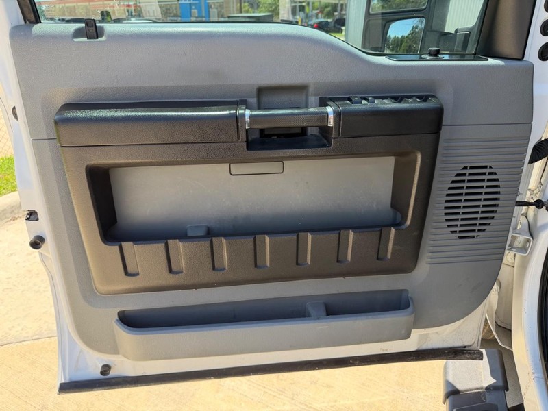 Ford Super Duty F-250 SRW Vehicle Full-screen Gallery Image 10