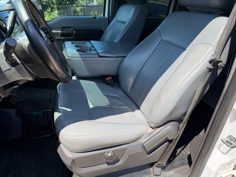 Ford Super Duty F-250 SRW Vehicle Full-screen Gallery Image 12