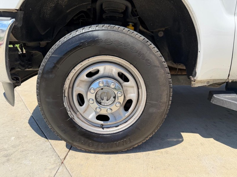 Ford Super Duty F-250 SRW Vehicle Full-screen Gallery Image 21