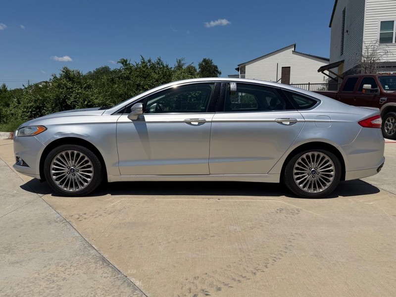Ford Fusion Vehicle Full-screen Gallery Image 03