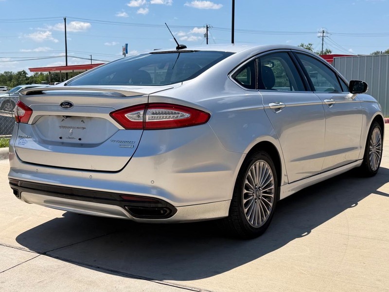 Ford Fusion Vehicle Full-screen Gallery Image 06