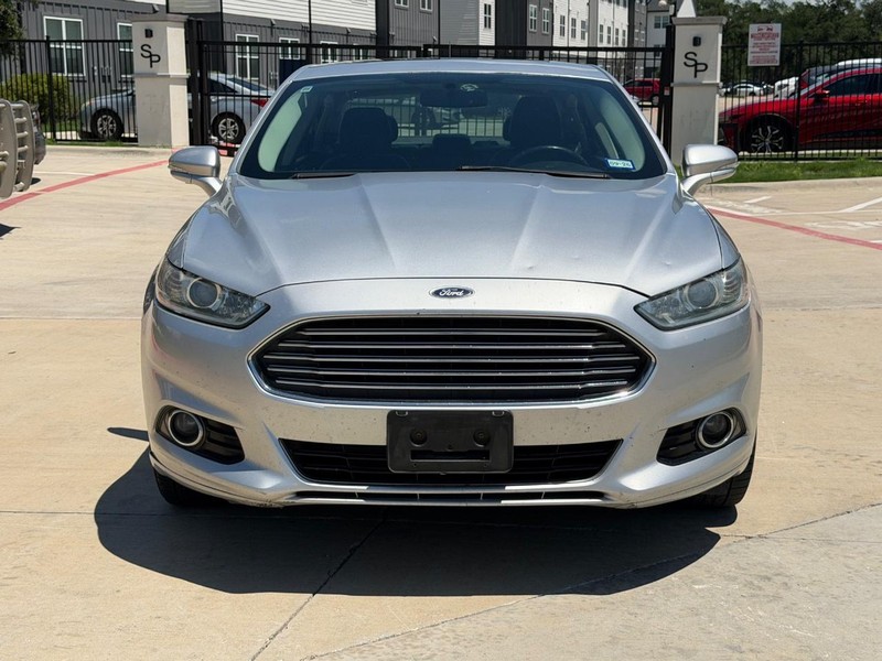 Ford Fusion Vehicle Full-screen Gallery Image 09