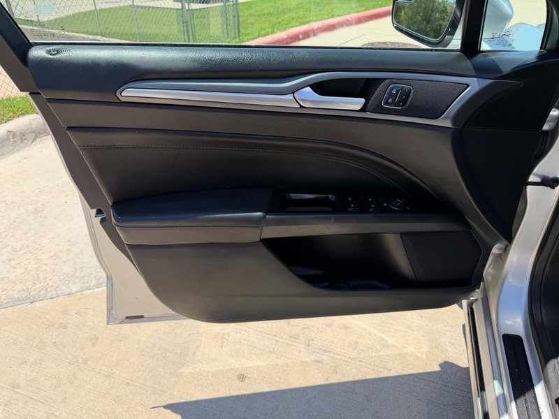 Ford Fusion Vehicle Full-screen Gallery Image 10