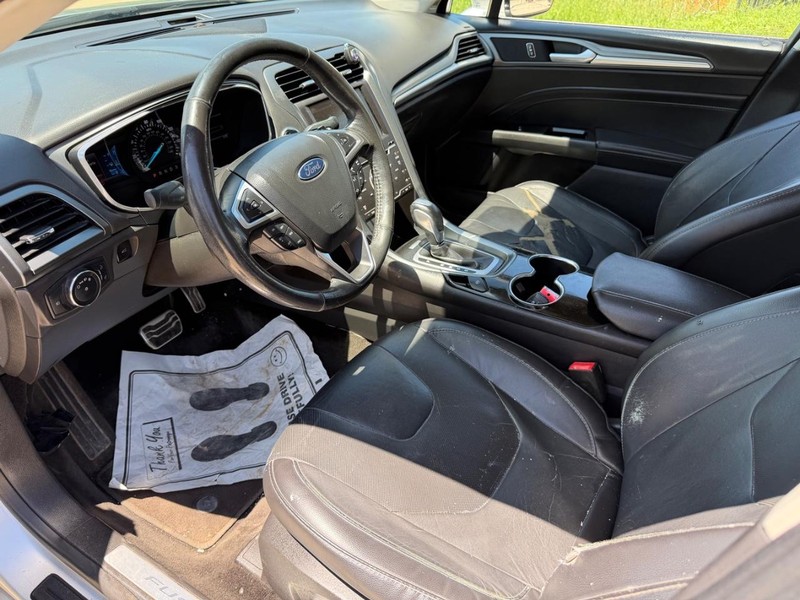 Ford Fusion Vehicle Full-screen Gallery Image 11