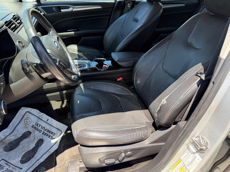 Ford Fusion Vehicle Full-screen Gallery Image 12