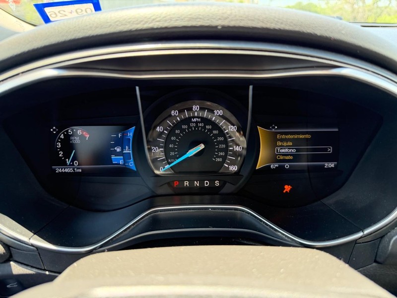 Ford Fusion Vehicle Full-screen Gallery Image 13
