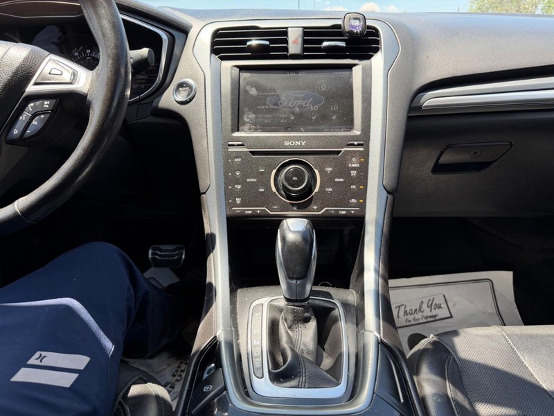 Ford Fusion Vehicle Full-screen Gallery Image 14