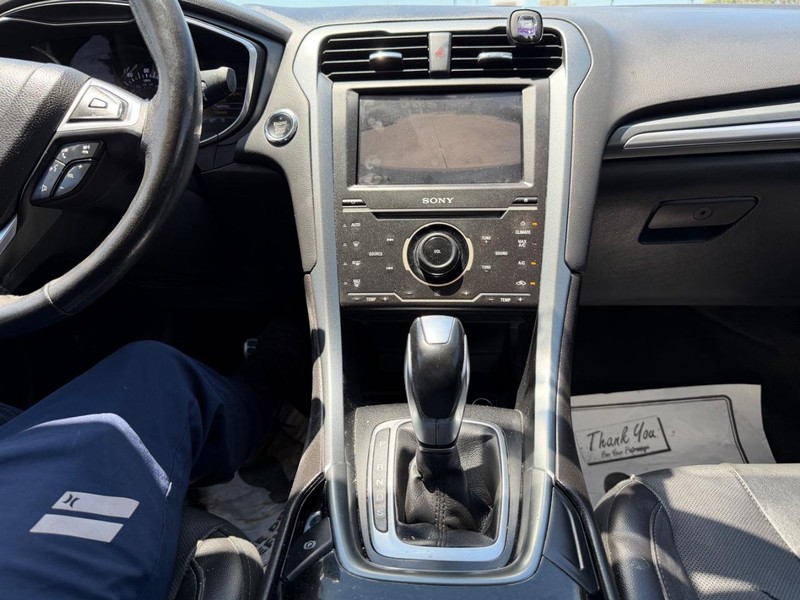 Ford Fusion Vehicle Full-screen Gallery Image 15