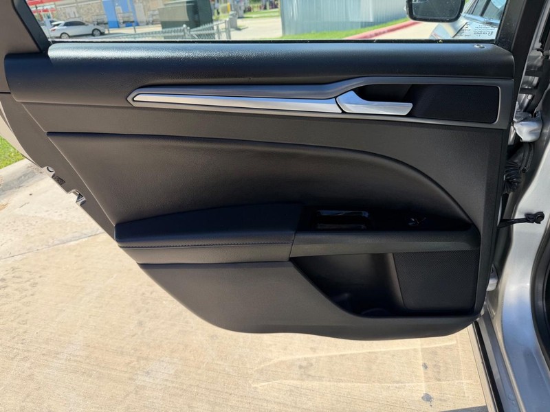Ford Fusion Vehicle Full-screen Gallery Image 16