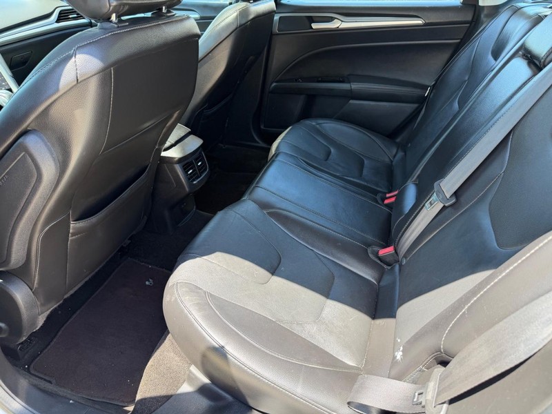 Ford Fusion Vehicle Full-screen Gallery Image 17