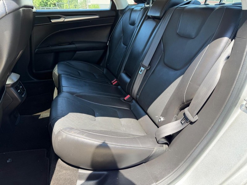 Ford Fusion Vehicle Full-screen Gallery Image 18