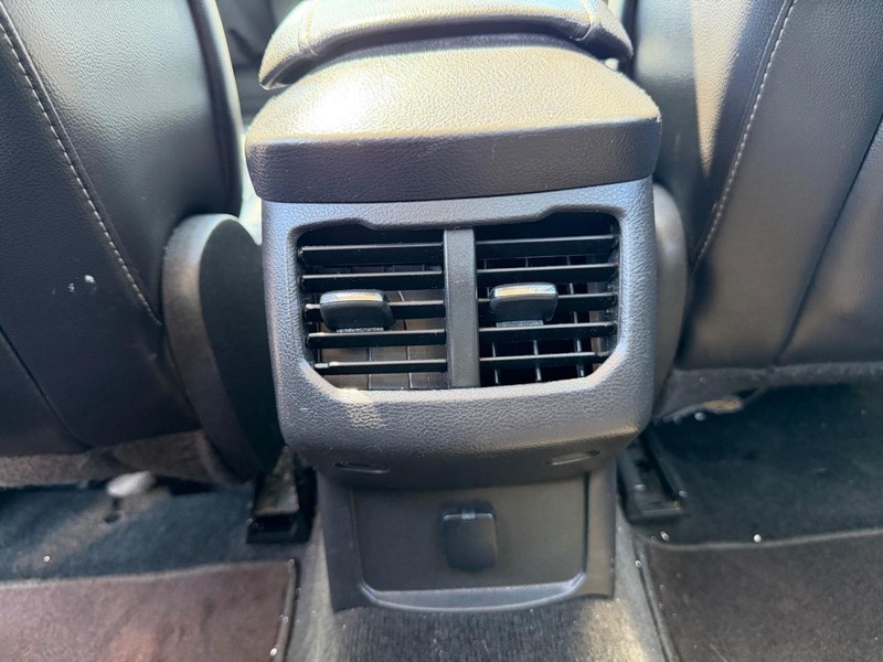 Ford Fusion Vehicle Full-screen Gallery Image 19