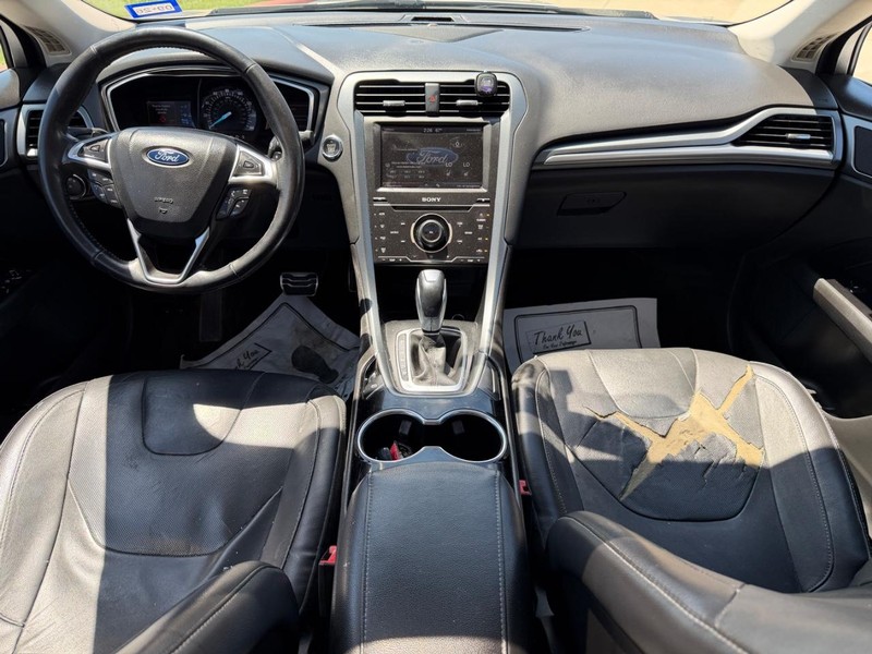 Ford Fusion Vehicle Full-screen Gallery Image 20