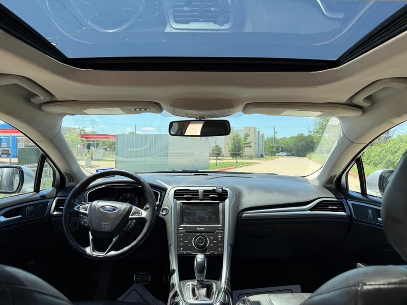 Ford Fusion Vehicle Full-screen Gallery Image 21