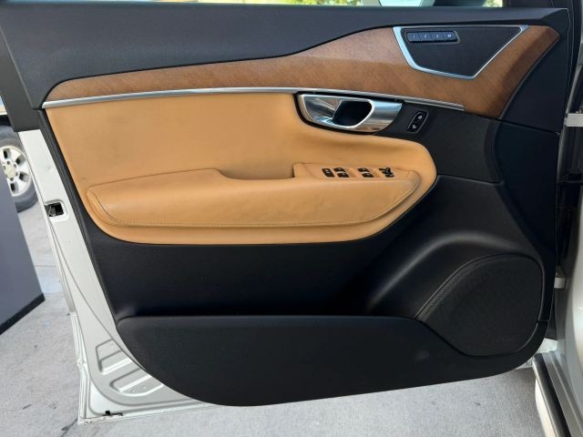 Volvo XC90 Vehicle Full-screen Gallery Image 09