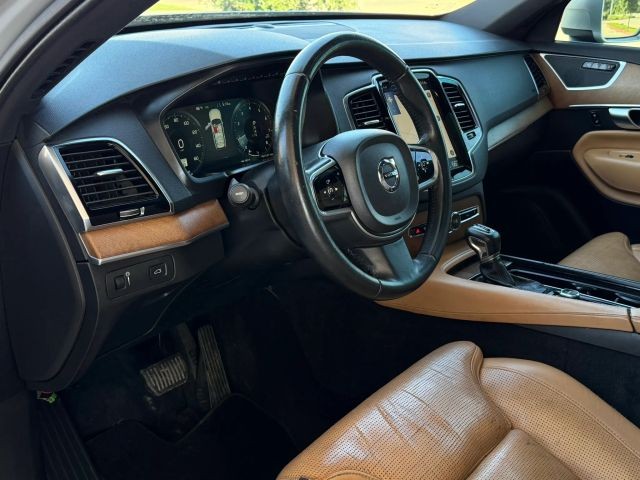 Volvo XC90 Vehicle Full-screen Gallery Image 10