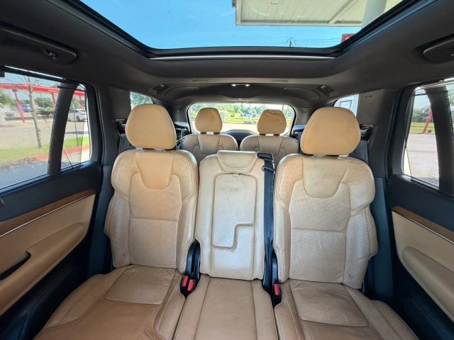 Volvo XC90 Vehicle Full-screen Gallery Image 13