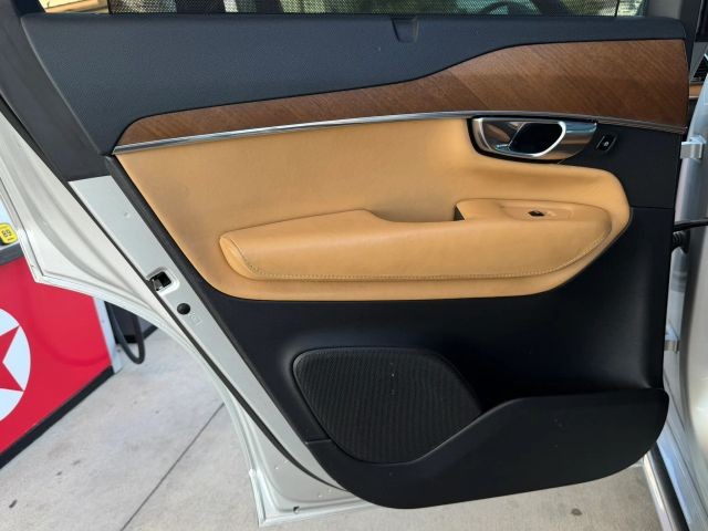 Volvo XC90 Vehicle Full-screen Gallery Image 14