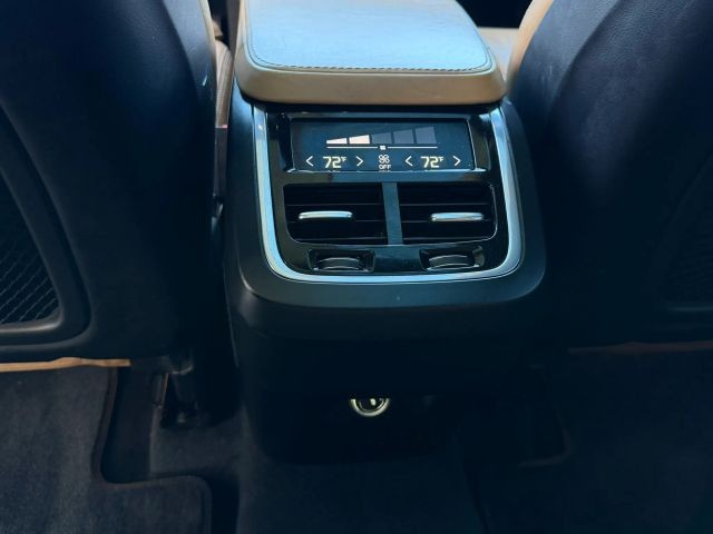 Volvo XC90 Vehicle Full-screen Gallery Image 16