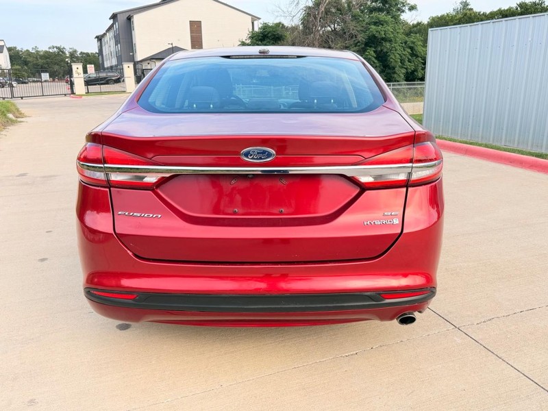 Ford Fusion Vehicle Full-screen Gallery Image 05