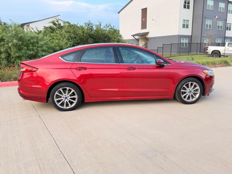 Ford Fusion Vehicle Full-screen Gallery Image 07