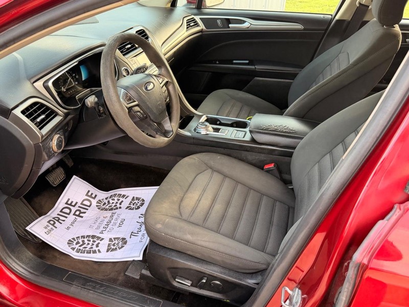 Ford Fusion Vehicle Full-screen Gallery Image 09