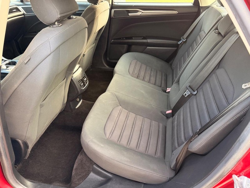 Ford Fusion Vehicle Full-screen Gallery Image 10