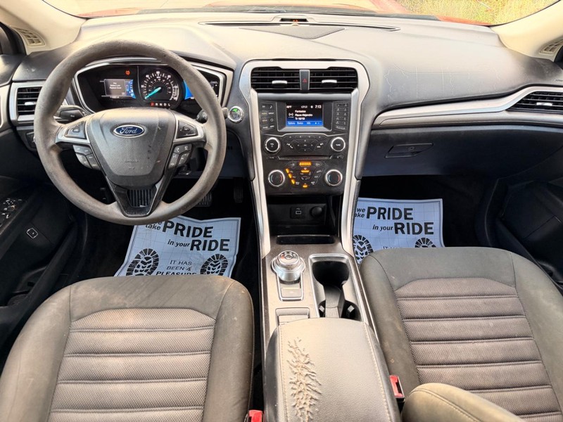 Ford Fusion Vehicle Full-screen Gallery Image 11