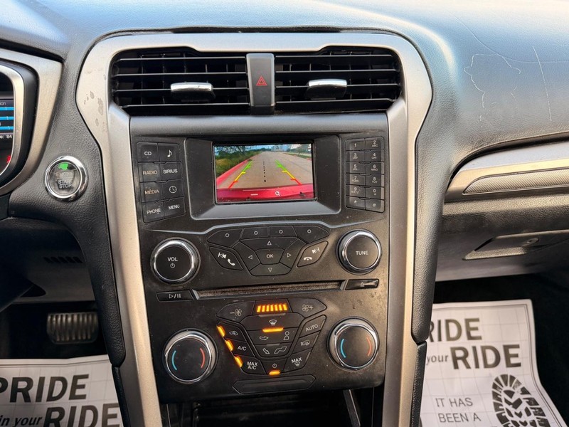 Ford Fusion Vehicle Full-screen Gallery Image 12