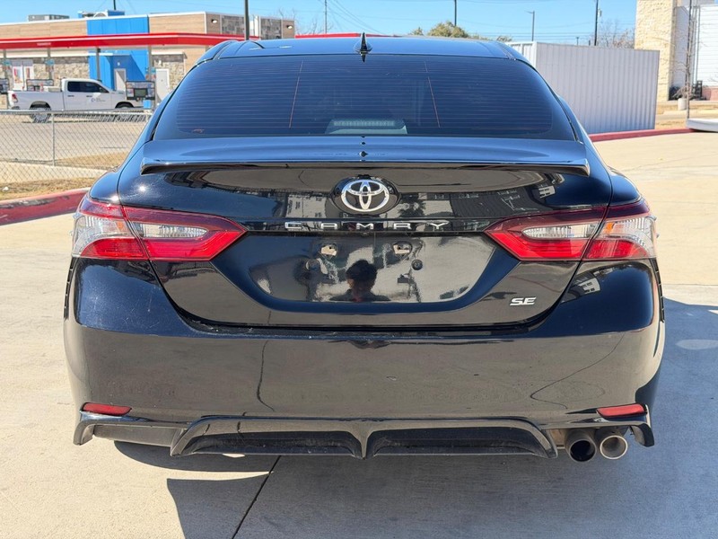 Toyota Camry Vehicle Full-screen Gallery Image 06