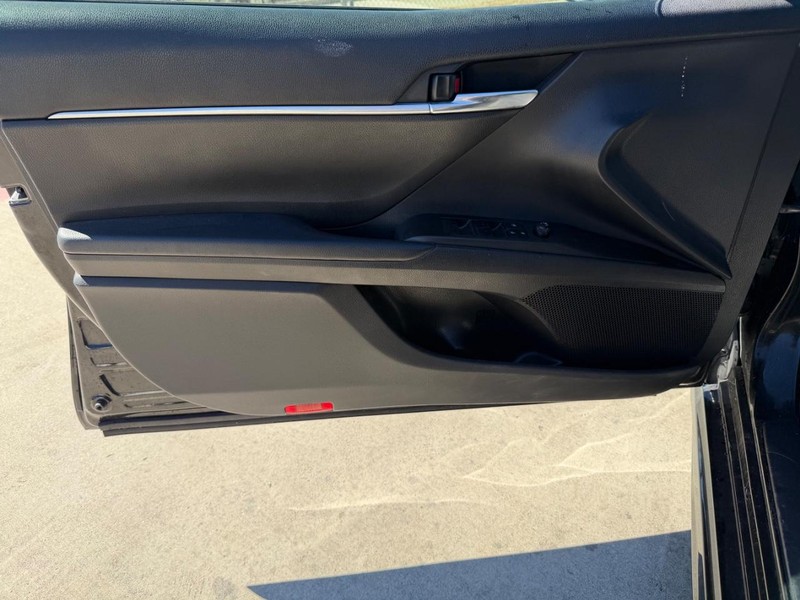 Toyota Camry Vehicle Full-screen Gallery Image 07