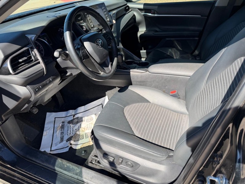 Toyota Camry Vehicle Full-screen Gallery Image 08