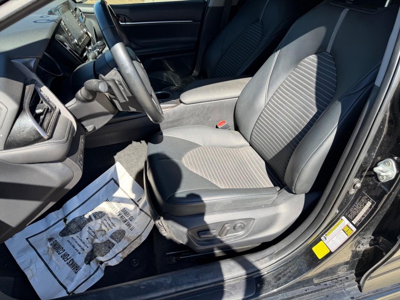 Toyota Camry Vehicle Full-screen Gallery Image 09
