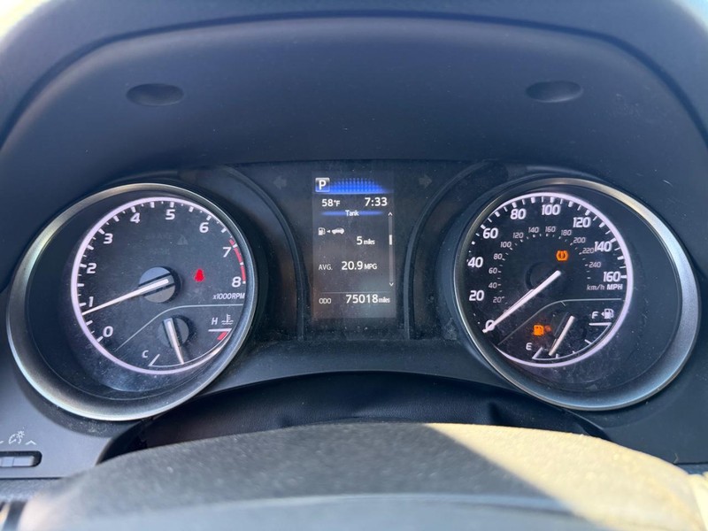 Toyota Camry Vehicle Full-screen Gallery Image 10