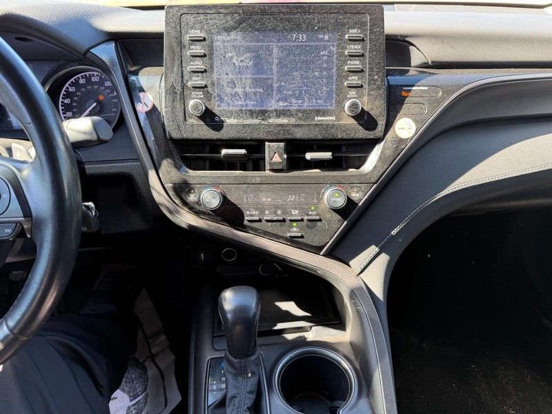 Toyota Camry Vehicle Full-screen Gallery Image 11