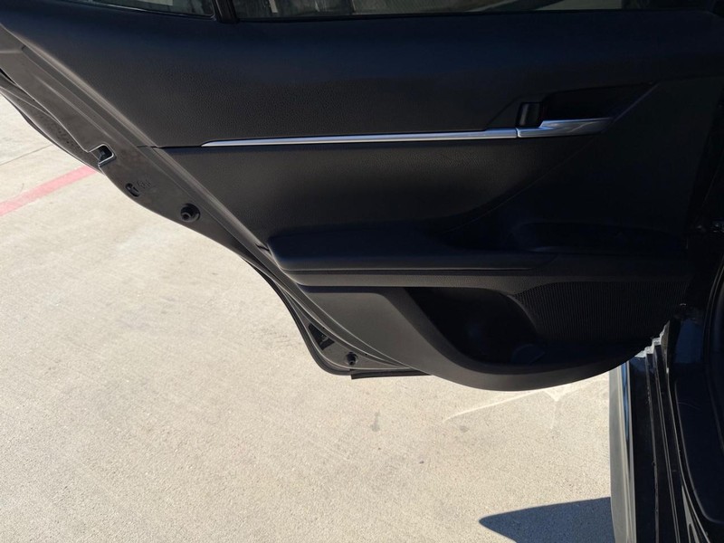 Toyota Camry Vehicle Full-screen Gallery Image 13