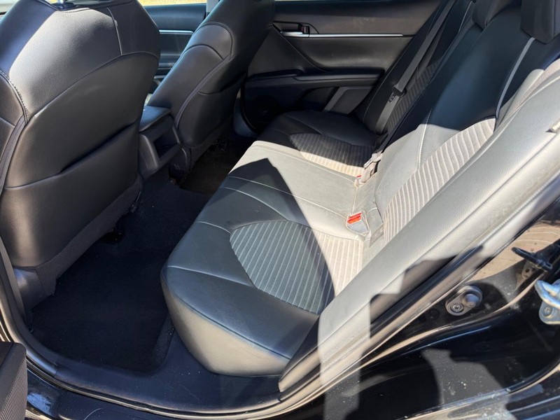 Toyota Camry Vehicle Full-screen Gallery Image 14
