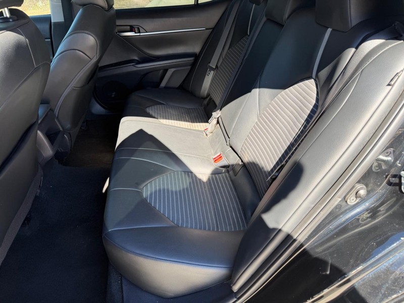 Toyota Camry Vehicle Full-screen Gallery Image 16